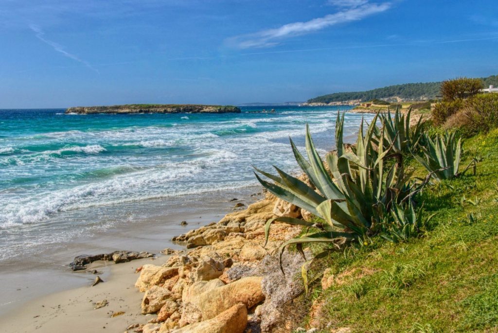 Překrásná pláž Son Bou na Menorce je jen jednou z mnoha, které zde najdete.