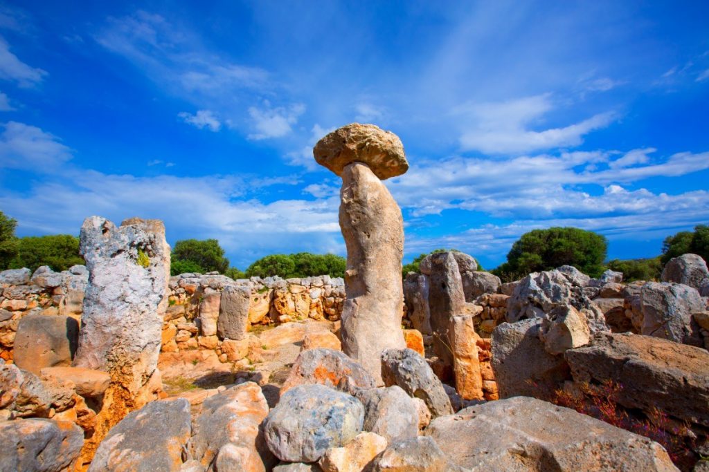 Megalitické památky na Menorce - tauly jsou přirovnávány k slavnému Stonehenge.