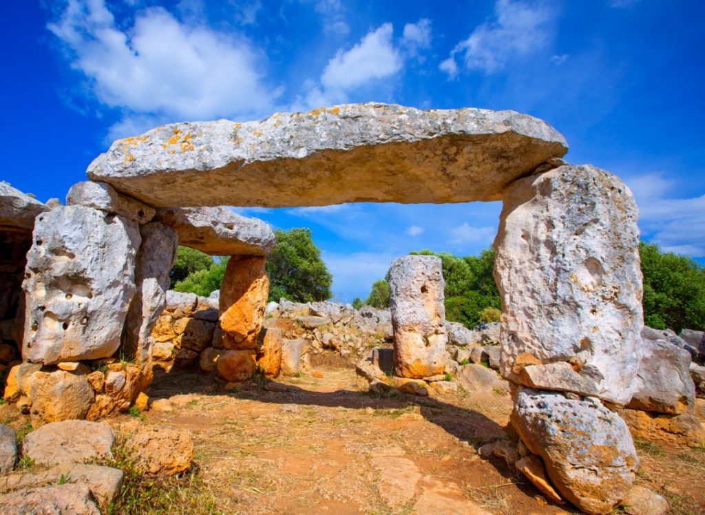 Megalitické památky na Menorce - tauly jsou přirovnávány k slavnému Stonehenge, které vytvořili lidé talayotské kultury.
