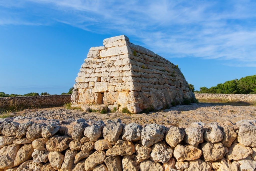 Naveta des Tudons je nejznámější megalitickou stavbou Menorcy.