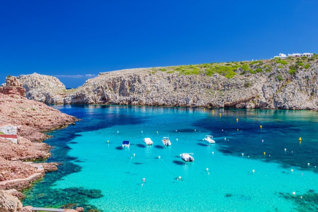 Pobřeží Menorcy je lemováno mnoha kouzelnými zátokami, které kopíruje historická Koňská stezka. Pro turistiku jako stvořené.