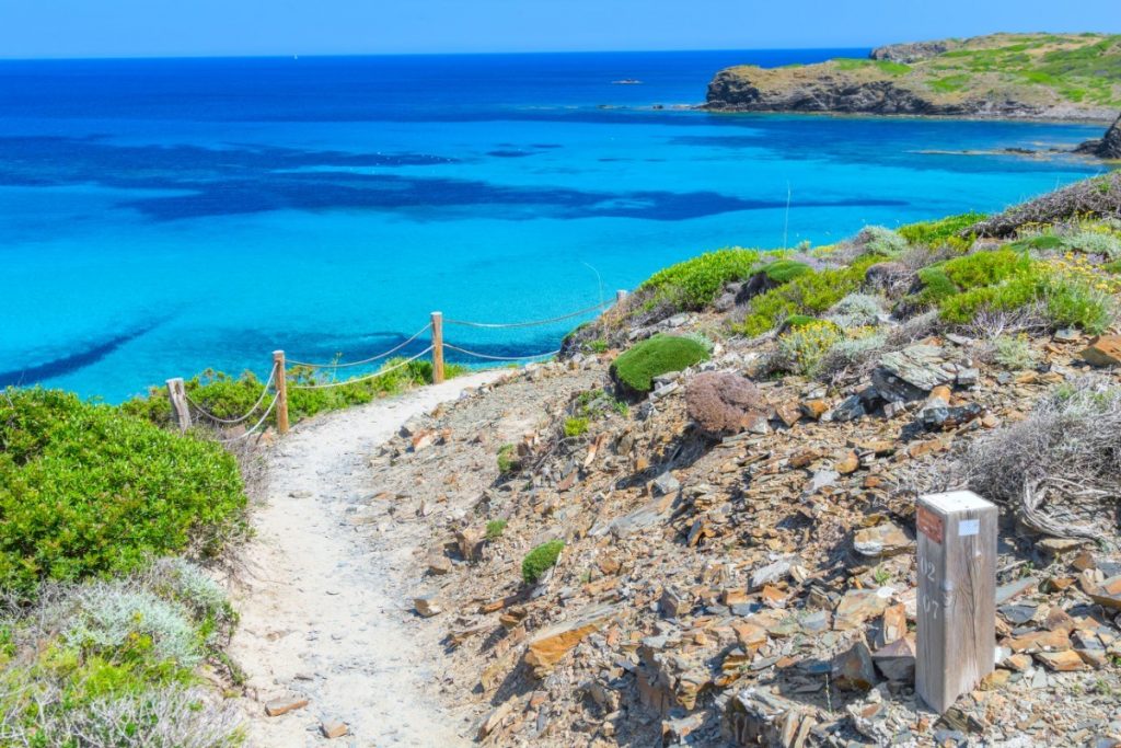 Historická Koňská stezka Camí de Cavalls se vine podél pobřeží Menorcy, ale zavede vás i do nitra ostrova.