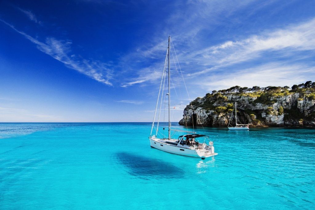 Koupání v tyrkysovém čistém moři je na Menorce opravdovým zážitkem.