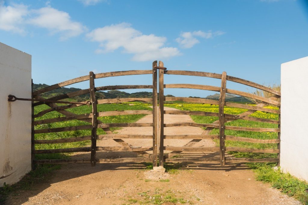 Typická vrata, která ohraničují soukromé části historické stezky Camí de Cavalls na Menorce.